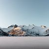 Bevroren meer met besneeuwde bergen | Lofoten, Noorwegen | Natuurfotografie print van Dylan gaat naar buiten