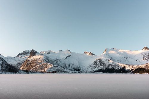 Bevroren meer met besneeuwde bergen | Lofoten, Noorwegen | Natuurfotografie print
