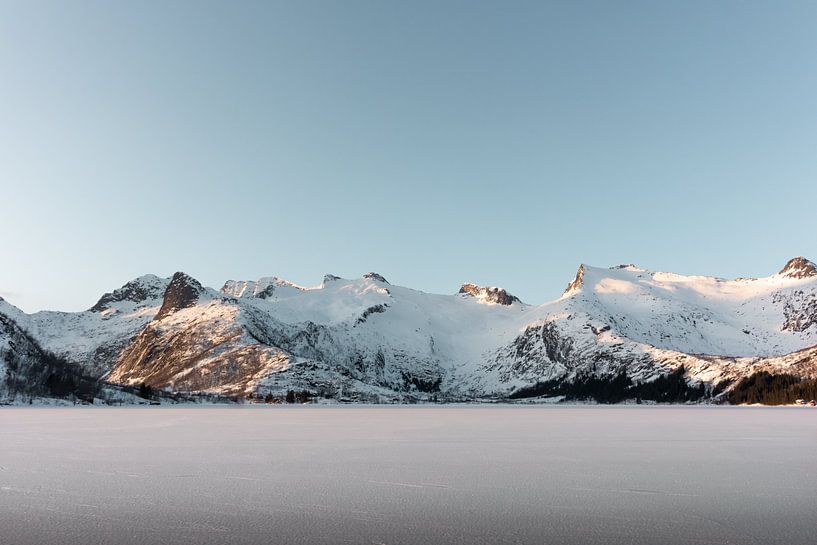 Frozen lake with snowy mountains | Lofoten, Norway | Nature photography print by Dylan gaat naar buiten