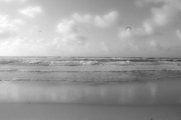 Kiters on the beach 1.0 by Niek Traas