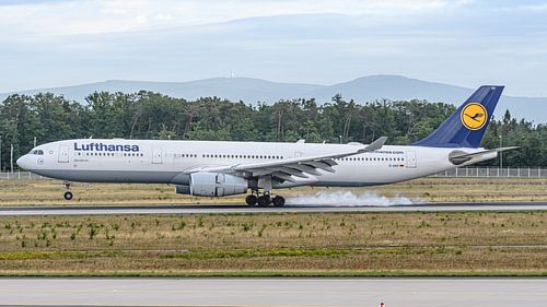 Atterrissage d'un avion de ligne Lufthansa Airbus A330-300.