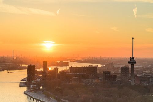Euromast in Rotterdam tijdens zonsondergang over de Nieuwe Maas