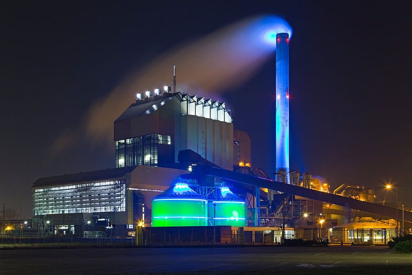 Nachtfoto Electrabel centrale te Nijmegen van Anton de Zeeuw