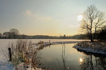 Fluss Dommel mit Schnee von Gonnie van de Schans