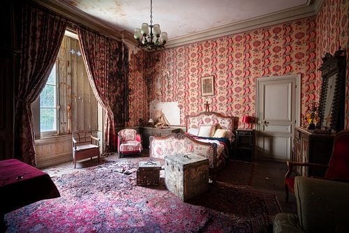 Chambre abandonnée en décomposition.