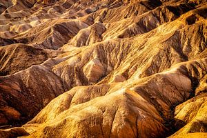 Bruine erosie landschap op Zabriskie Point in Death Valley, Californië USA van Dieter Walther