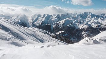 Verschneite Berggipfel im Zillertal