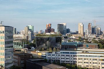 Skyline des Rotterdamer Zentrums hinter dem EMC mit dem Depot in der Mitte (Farbe) von Rick Van der Poorten