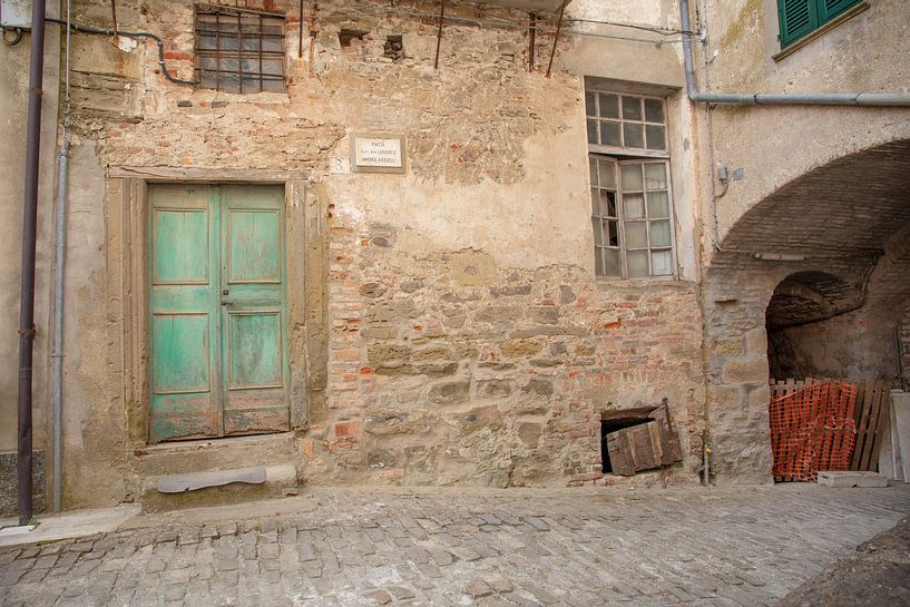 Grüne Tür eines alten Hauses in Piement, Italien von Joost Adriaanse