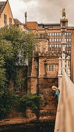 Historische Gebäude am Wasser in Edinburgh von Charlotte Hagg
