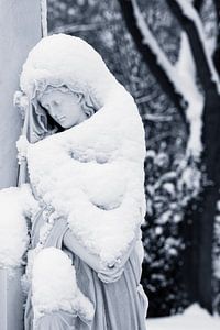 Grabstein mit Schnee bedeckt