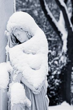 Grabstein mit Schnee bedeckt von Raoul Suermondt