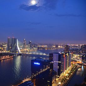 De Rotterdam en Erasmusbrug onder volle Maanlicht van Marcel van Duinen
