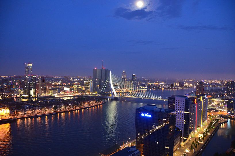 De Rotterdam en Erasmusbrug onder volle Maanlicht van Marcel van Duinen