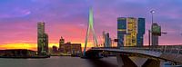 Panorama foto van de Erasmusbrug en Kop van Zuid te Rotterdam tijdens een spectaculaire zonsopkomst. van Anton de Zeeuw thumbnail