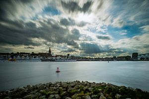 Nijmegen aan de Waal met een dreigende lucht