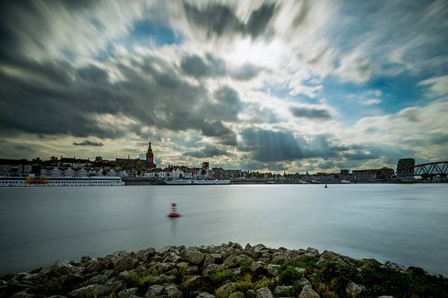 Nijmegen aan de Waal met een dreigende lucht
