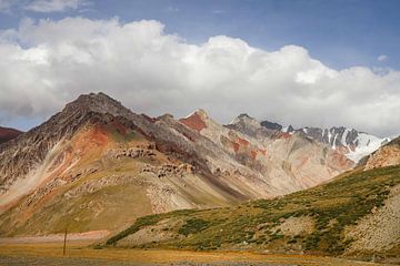 Mountains of Tajikistan van Johnny van der Leelie