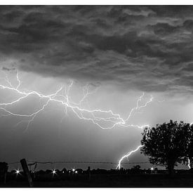 Lightning by night  van kenneth anno