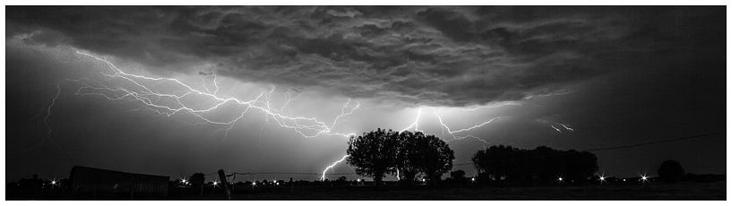 Lightning by night  by kenneth anno