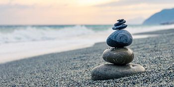 Steine der Harmonie: Feng Shui-Stapel am italienischen Kieselstrand