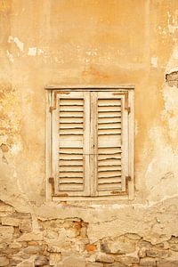 Verwitterte Fensterläden in einer alten Mauer in Monticello d'Alba in Italien - Straßen- und Reisefotografie