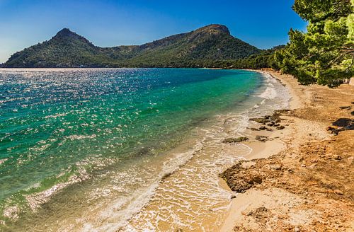 Mooi zandstrandlandschap op het eiland Mallorca, strand Platja de Formentor, Spanje