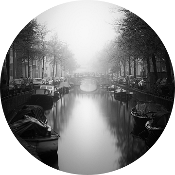 Haarlem zwart wit: Bakenessergracht in de mist. van OK