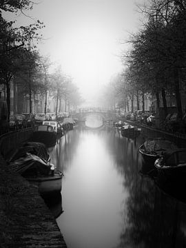 Haarlem en noir et blanc : Bakenessergracht dans le brouillard.