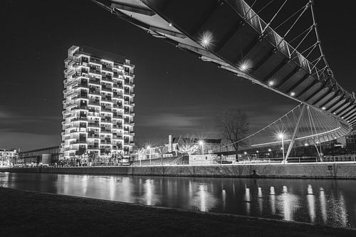 Le pont du collège mène à la tour K, Courtrai | ZwartWit