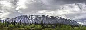 Länglicher Berg in Alaska unter einer dunklen Wolke
