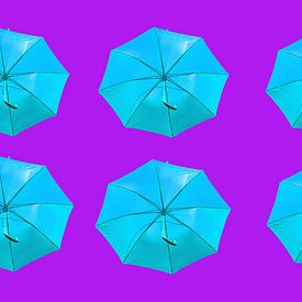Blauer Regenschirm „'“ auf violettem Hintergrund von Patricia Hofmeester