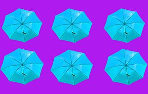 Blauer Regenschirm „'“ auf violettem Hintergrund