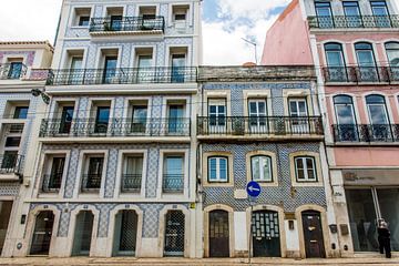 Huizen met Portugese tegeltjes in Lissabon van Reis Genie