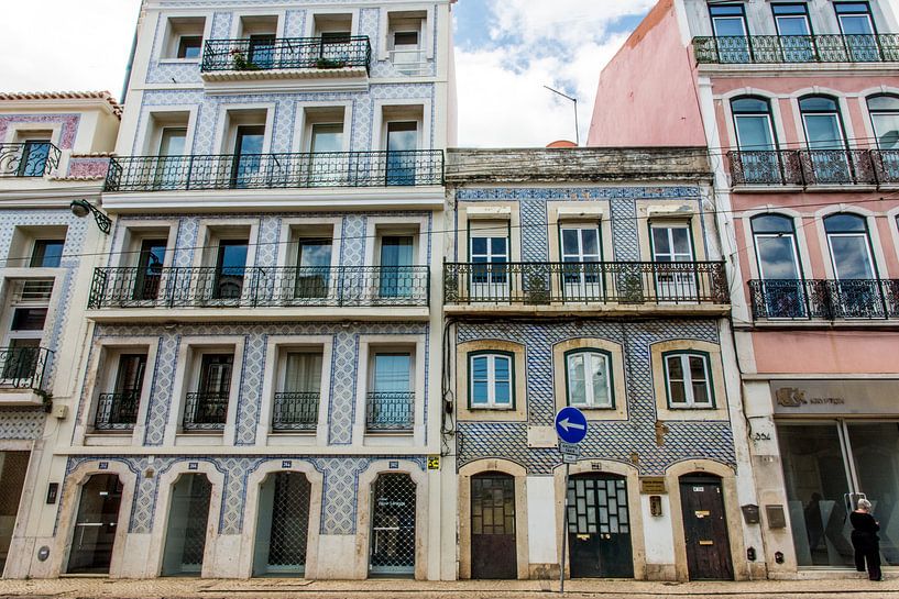 Häuser mit portugiesischen Fliesen in Lissabon von Reis Genie