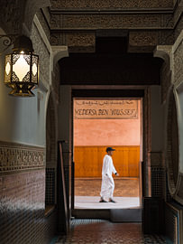 Un homme vêtu d'une djellaba passe devant l'entrée de la mosquée Ben Youssef à Marrakech sur Lizet Wesselman