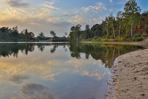 Teich, in dem sich die Wolken spiegeln, in Herbsttönen von Dotwood