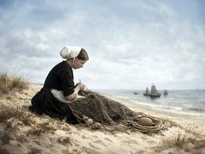 Porträt eines Mädchens aus Zeeland, das auf der Düne ein Fischernetz repariert