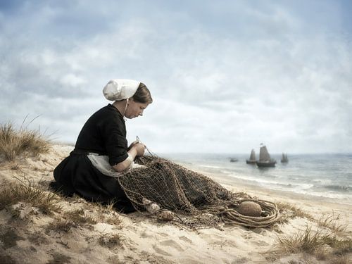 Portret van een Zeeuws meisje dat een visnet op het duin repareert