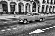 Oldtimer classic car in Cuba in het centrum van Havana. One2expose Wout kok Photography.  van Wout Kok thumbnail