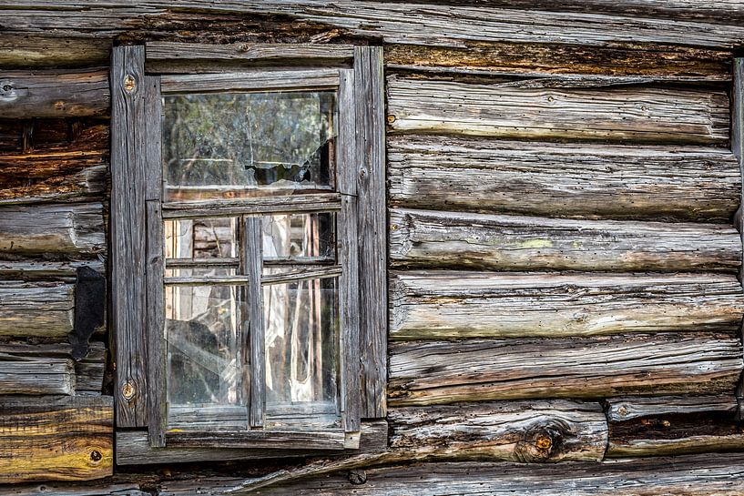 Holzhaus mit Fenster von Hilda Weges