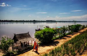 Monniken langs de Mekong Rivier, Vientiane, Laos van Giovanni della Primavera
