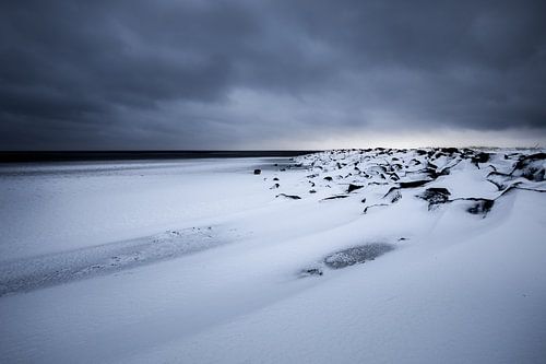 Een ondergesneeuwd strand