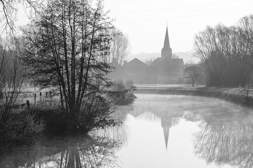 Brouillard sur l'eau avec vue sur l'église par Marcel Derweduwen