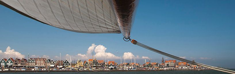 Volendam onder zeil van Jack Tol