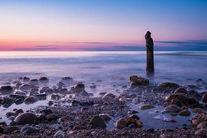 Groyne on shore of the Baltic Sea van Rico Ködder