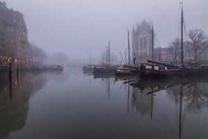 Vieux port de Rotterdam dans le brouillard. sur Ilya Korzelius