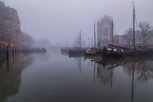 Alter Hafen Rotterdam im Nebel.