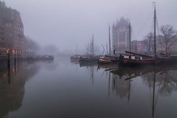 Vieux port de Rotterdam dans le brouillard.