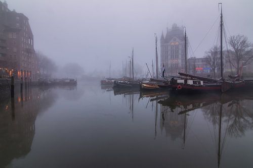 Vieux port de Rotterdam dans le brouillard. sur Ilya Korzelius